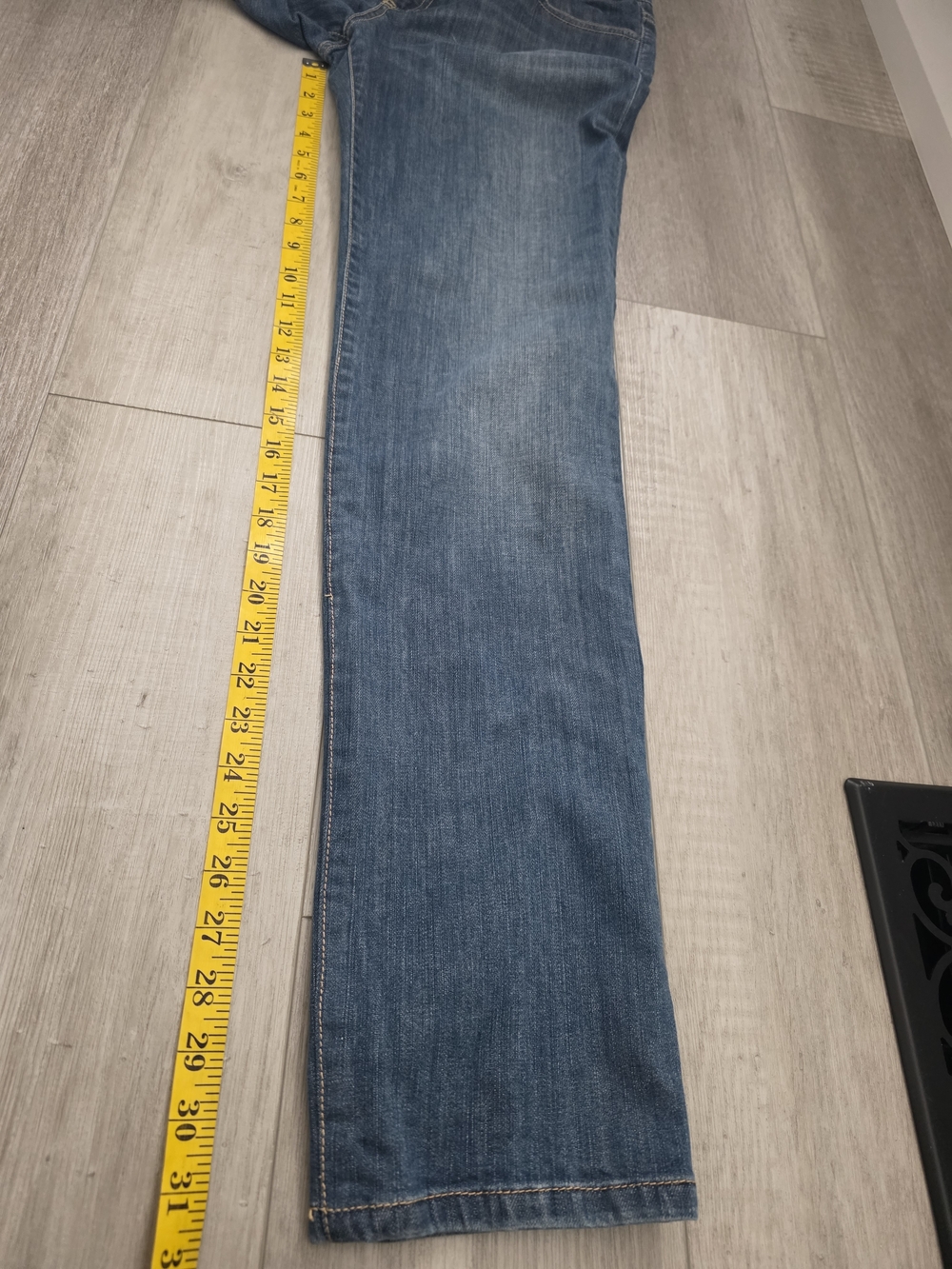Elie Tahari Straight Leg Jeans Medium Wash Classic Denim (No Size Tag – Size 8 - Picture 11 of 12
